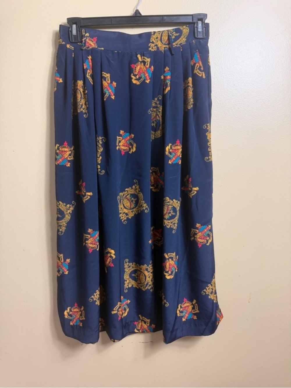 Vintage Hunters Run Navy Blue Crest Print Pleated Midi Skirt with Pockets medium